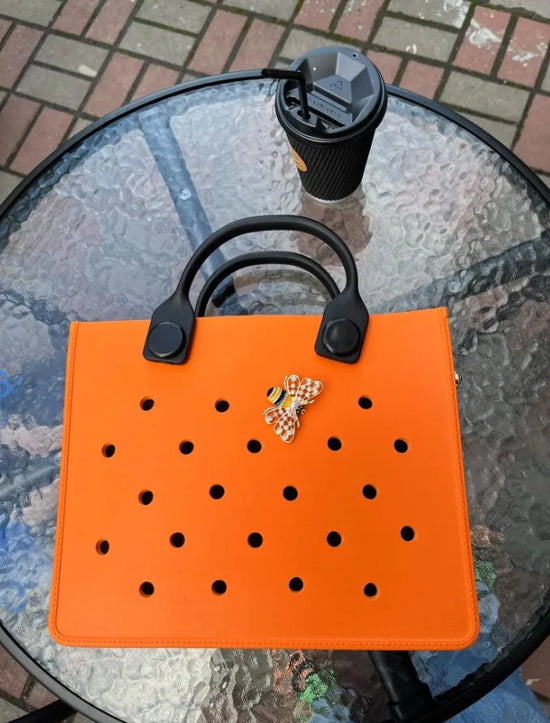 Borsa in EVA personalizzabile con spille e pin, trend moda 2025