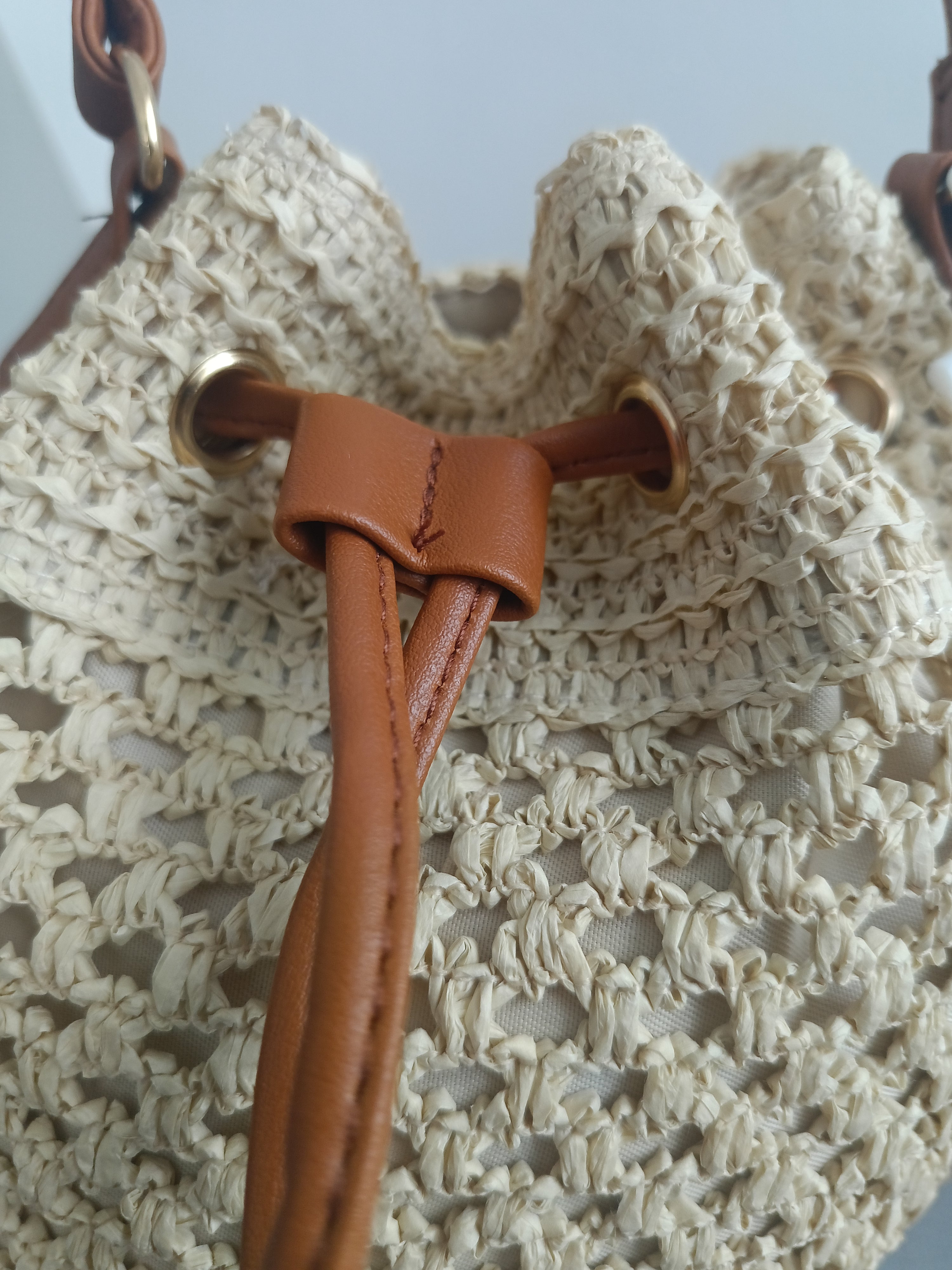 Borsa zaino Jasmine in paglia beige chiaro con lacci in ecopelle, stile boho primavera estate 2025