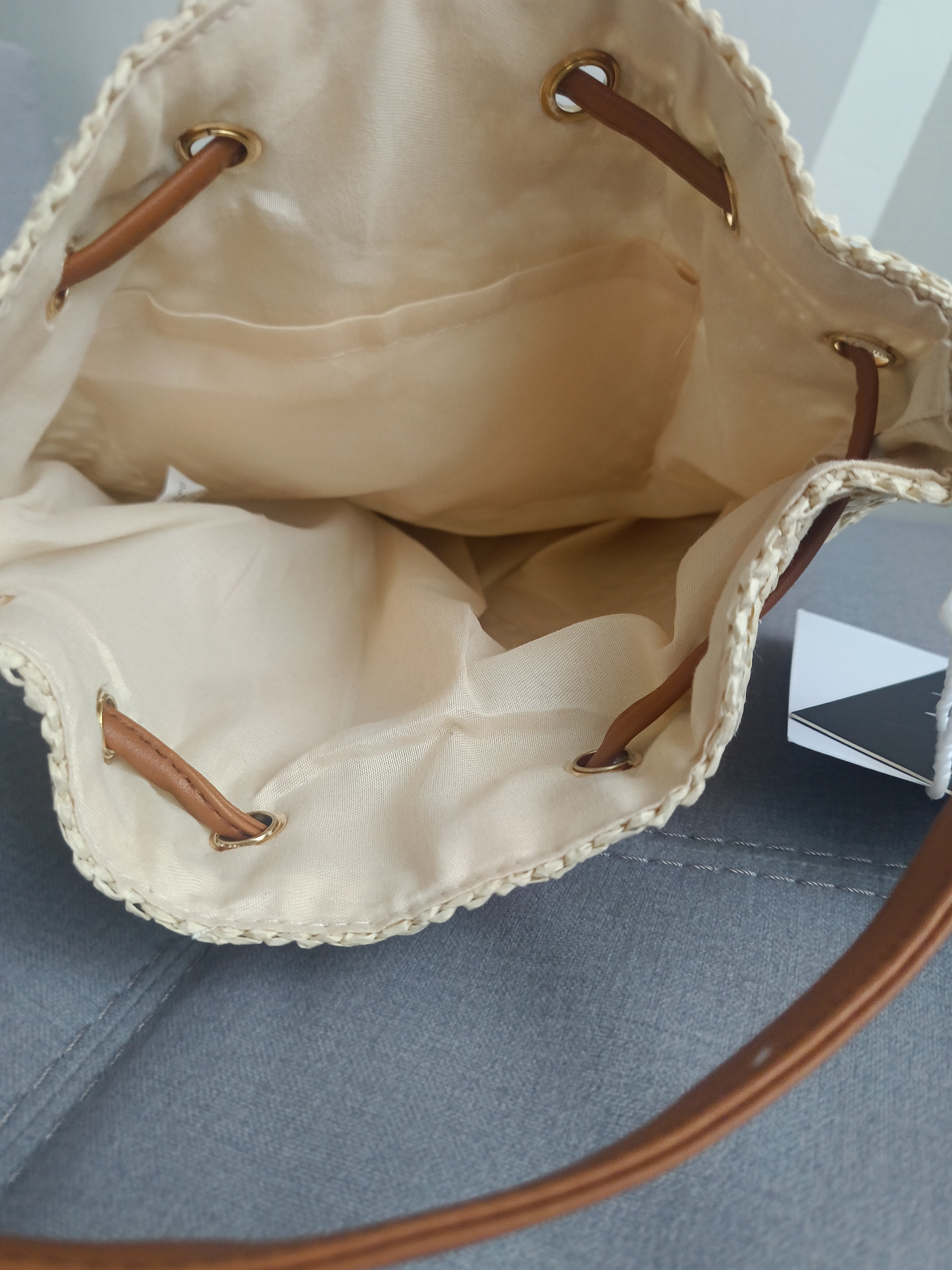 Borsa zaino Jasmine in paglia beige chiaro con lacci in ecopelle, stile boho primavera estate 2025