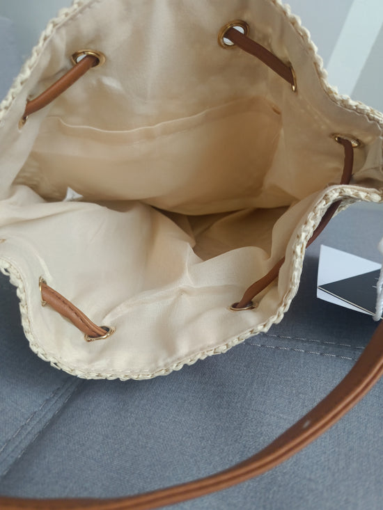 Borsa zaino Jasmine in paglia beige chiaro con lacci in ecopelle, stile boho primavera estate 2025