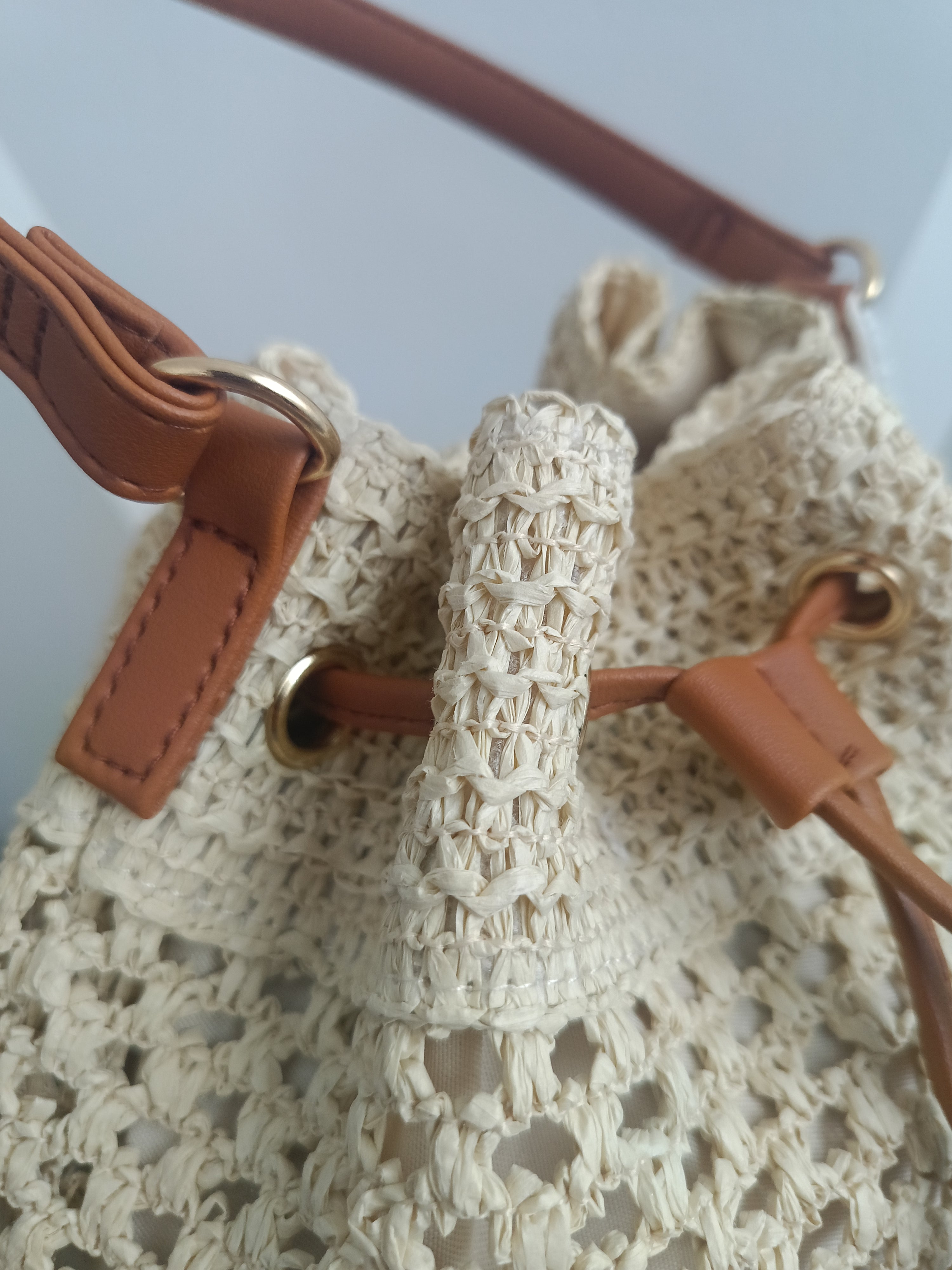 Borsa zaino Jasmine in paglia beige chiaro con lacci in ecopelle, stile boho primavera estate 2025