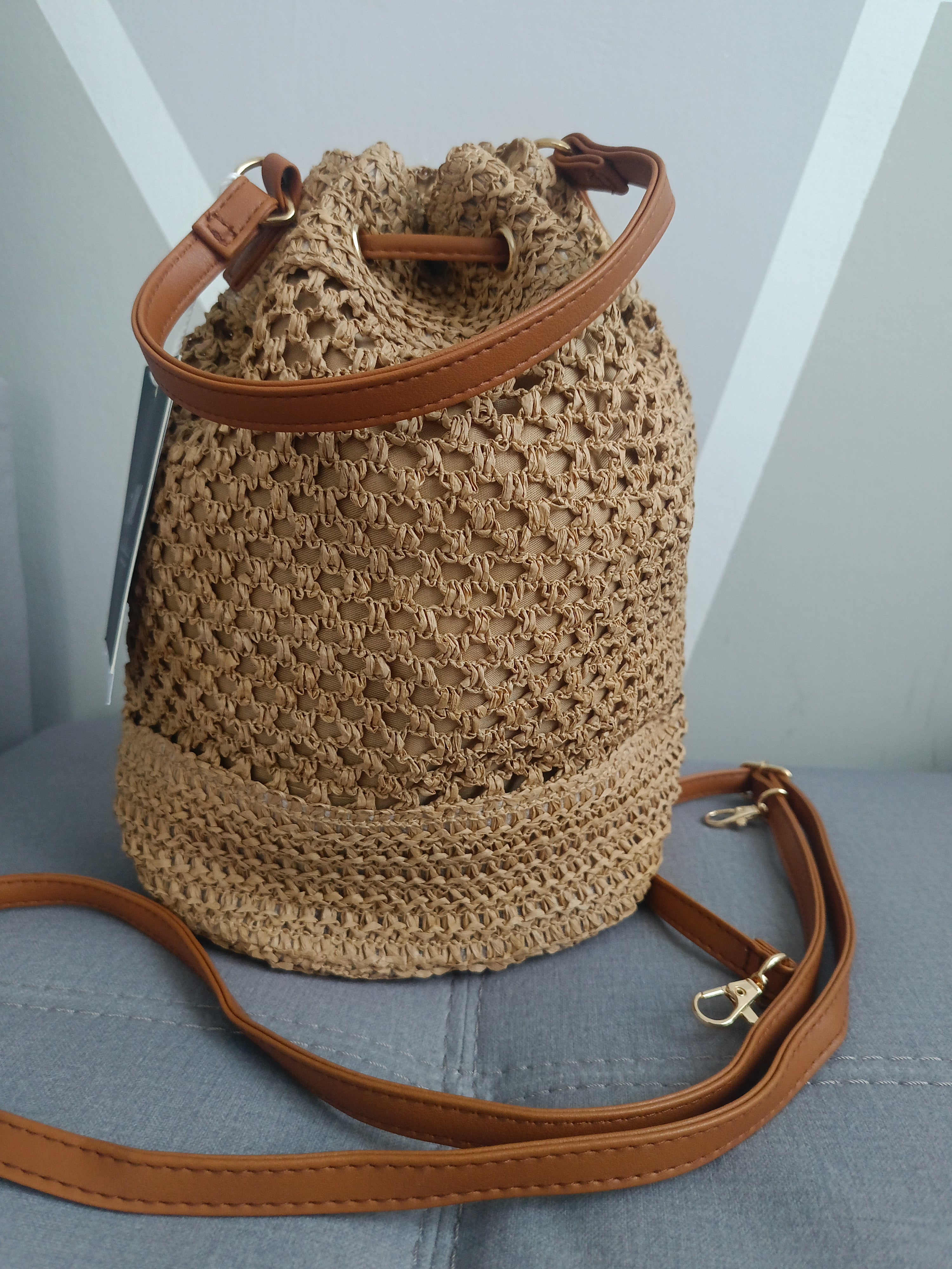 Borsa zaino Jasmine in paglia beige scuro con lacci in ecopelle, stile boho primavera estate 2025