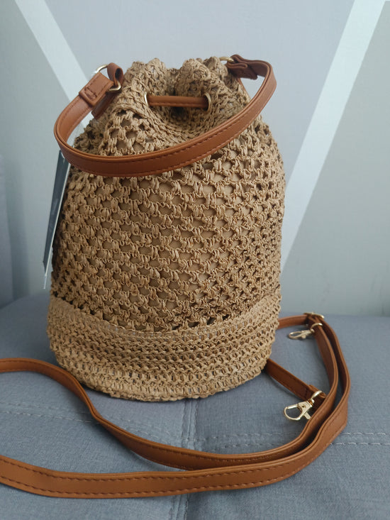 Borsa zaino Jasmine in paglia beige scuro con lacci in ecopelle, stile boho primavera estate 2025