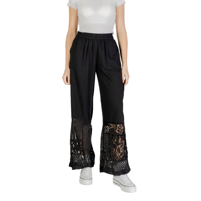 Pantaloni donna Ichi neri in cotone e viscosa, senza chiusura, ideali per la stagione Primavera/Estate 2025.
