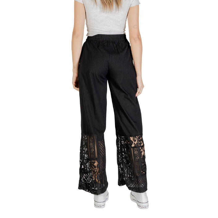 Pantaloni donna Ichi neri in cotone e viscosa, senza chiusura, ideali per la stagione Primavera/Estate 2025.