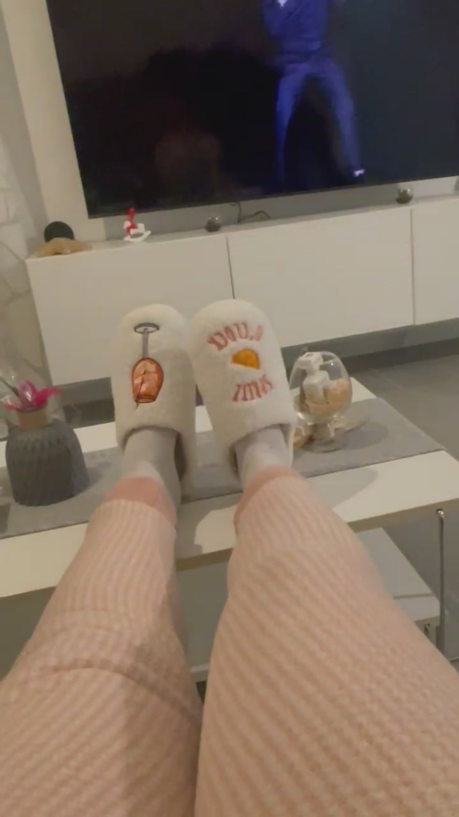Pantofole Spritz donna indossate durante una serata di relax davanti alla TV